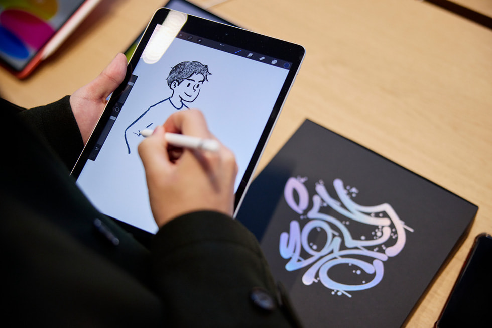 Cliente faz um desenho criativo no iPad com o Apple Pencil.