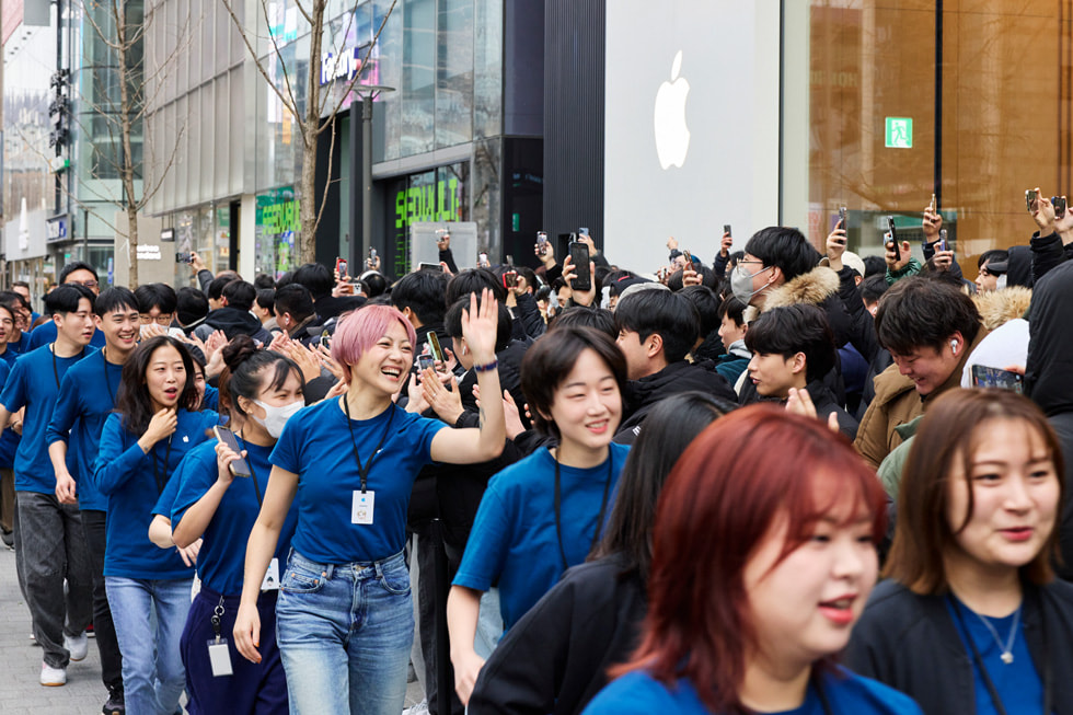Clientes e funcionários no lado de fora da Apple Hongdae.