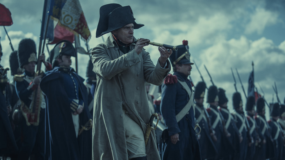 “Napolyon” filminden, yıldız oyuncu Joaquin Phoenix’i savaş alanında Napolyon olarak gösteren bir kare.