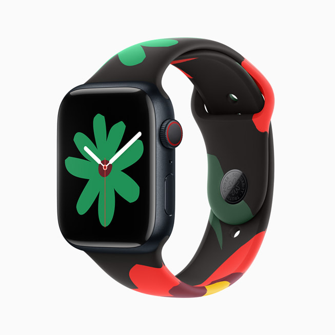 새로운 Black Unity 컬렉션 밴드 및 페이스를 보여주는 Apple Watch Series 9. 이미지 속 시계 페이스에는 작은 초록색 꽃이 담겨 있다.