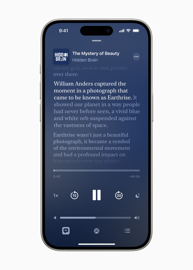Transkrip tampilan langsung di episode podcast berjudul “The Mystery of Beauty” dari podcast “Hidden Brain” ditampilkan di Apple Podcast pada iPhone 15 Pro.