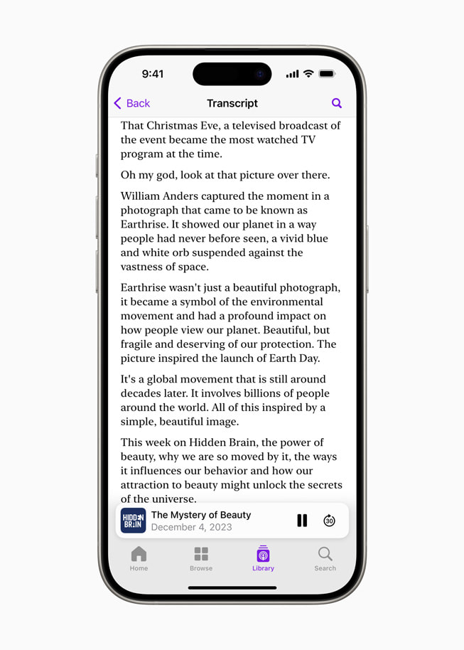 Transkrip statis di episode podcast berjudul “The Mystery of Beauty” dari podcast “Hidden Brain” ditampilkan di Apple Podcasts pada iPhone 15 Pro.