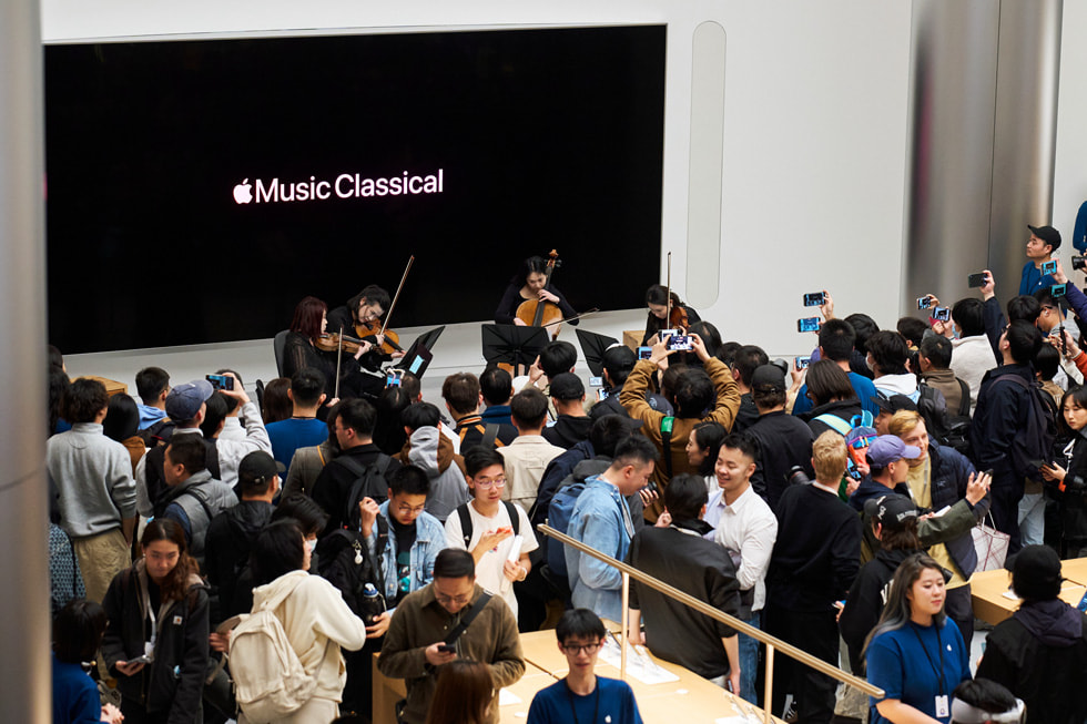 Jovens membros da Orquestra Sinfônica de Xangai se apresentam no interior da Apple Jing’an como parte das comemorações de inauguração da loja.