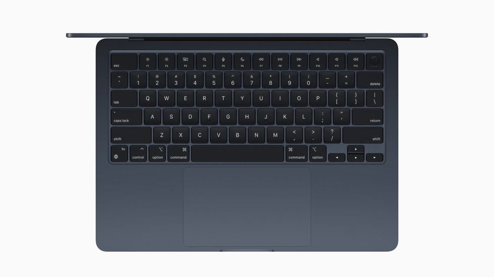 لقطة مقربة للوحة المفاتيح لجهاز MacBook Air الجديد، معروضة على جهاز بلون سماء الليل.