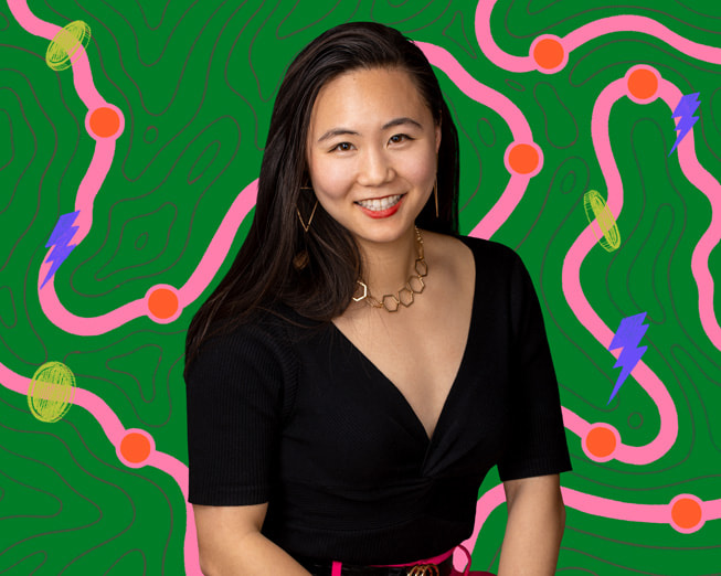 《Run Legends》創辦人 Jenny Xu 在色彩繽紛繪圖背景前的人像照。