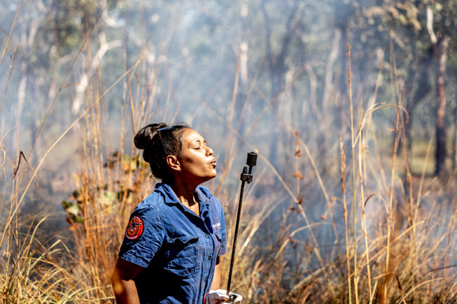 Josephine Austral se speciálním nástrojem pro prevenci lesních požárů po vypalování půdy v oblasti Minimal Land Management