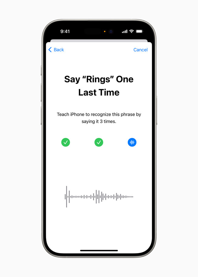 Ekran iPhone’a 15 Pro z komunikatem „Say ‘Rings’ One Last Time (Powiedz «Rings» ostatni raz)” oraz prośbą o nauczenie iPhone’a rozpoznawania frazy poprzez jej trzykrotne wypowiedzenie.