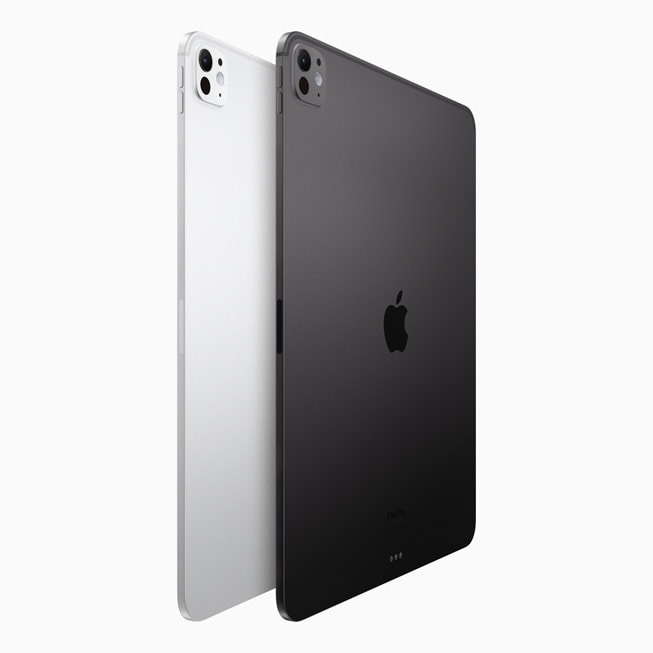 Widok na tył dwóch nowych iPadów Pro w kolorze srebrnym i gwiezdnej czerni.