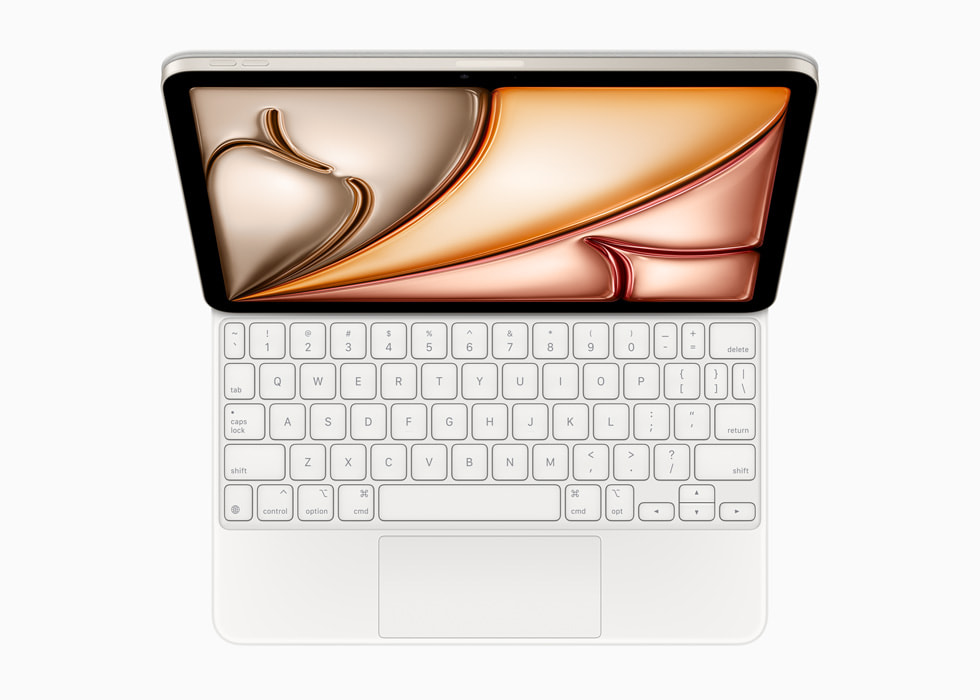 منظر بزاوية متجهة لأسفل للوحة مفاتيح ماجيك مع جهاز iPad Air الجديد.