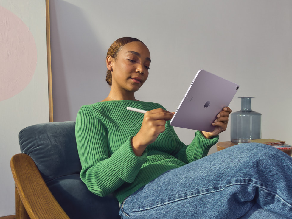 En person på ett hemmakontor använder Apple Pencil Pro på nya iPad Air.