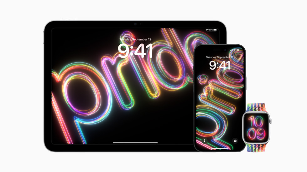 새로운 Pride Radiance 시계 페이스를 보여주는 Apple Watch와 iOS 및 iPadOS 배경화면을 보여주는 iPhone 및 iPad.