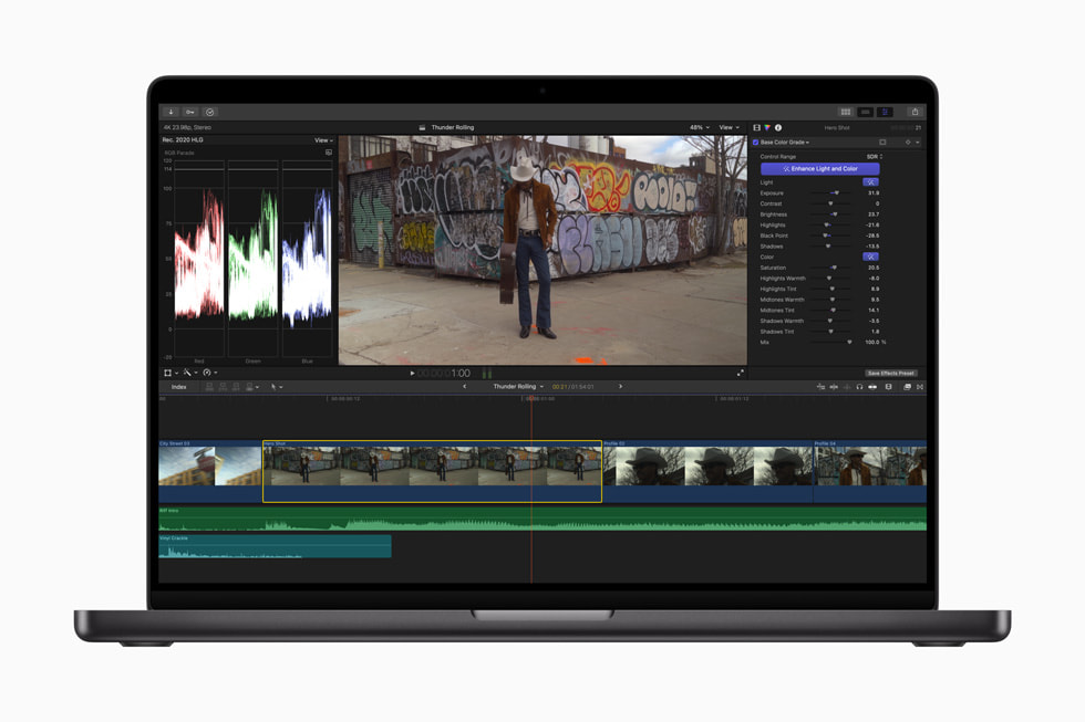 Enhance Light and Color visas i Final Cut Pro för Mac 10.8 på en 16-tums MacBook Pro i rymdsvart.