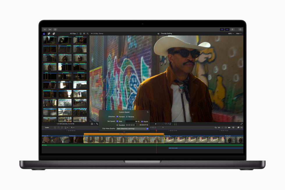 ميزة Smooth Slo-Mo في Final Cut Pro for Mac 10.8‏ معروضة على جهاز MacBook Pro مقاس 16 إنش باللون الأسود الفلكي.