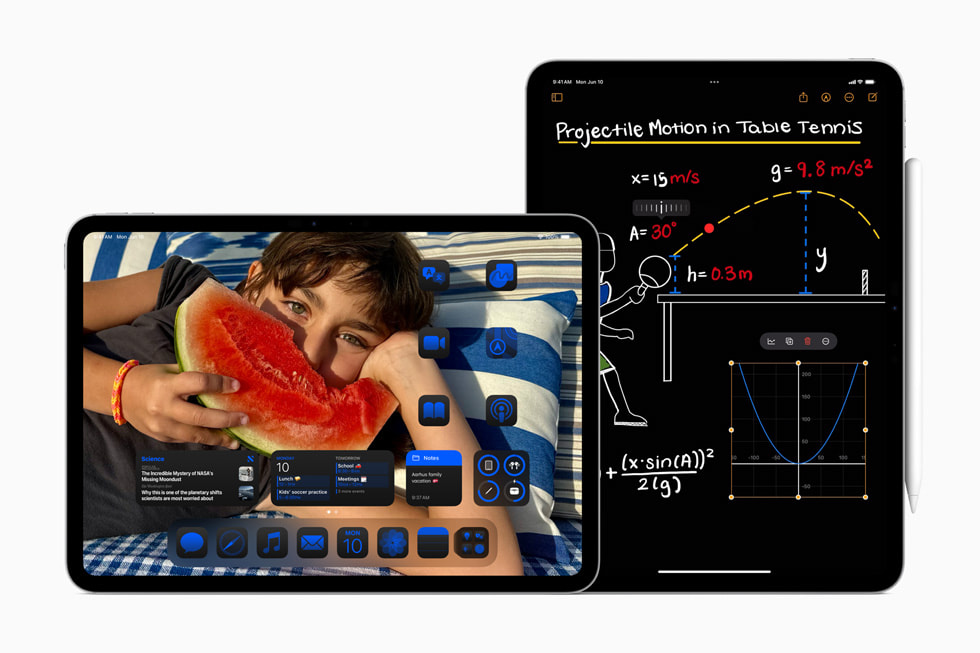 圖片中，兩台 iPad Pro 裝置擺在一起，其中一台顯示自訂的主畫面，另一台顯示「Math Notes」。
