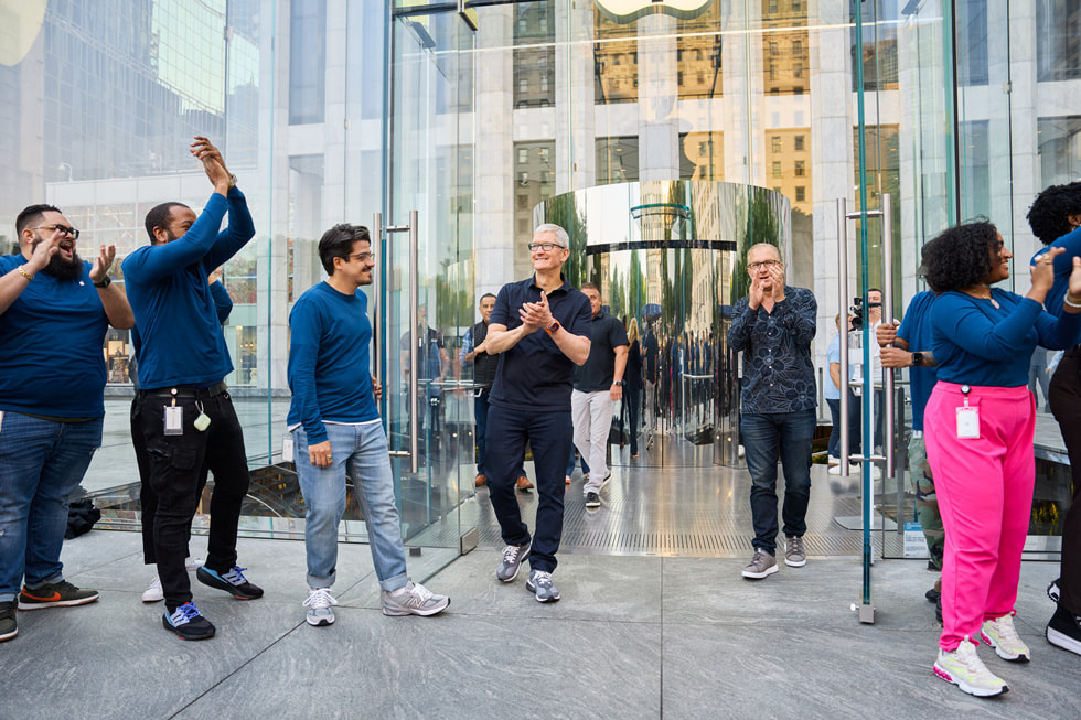 Tim Cook og Greg Joswiak ønsker de første iPhone 14-kundene velkommen til Apple Fifth Avenue sammen med butikkens team. 
