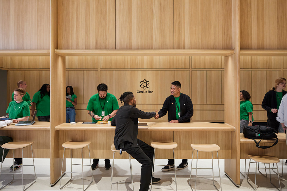 Hình ảnh khách hàng bước vào cửa hàng Tysons Corner của Apple với sự chào đón nồng nhiệt của đội ngũ nhân viên.