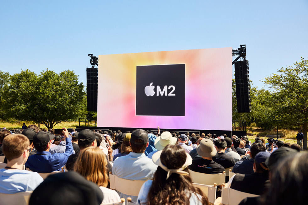 Los desarrolladores ven el anuncio del chip M2 en el Apple Park.