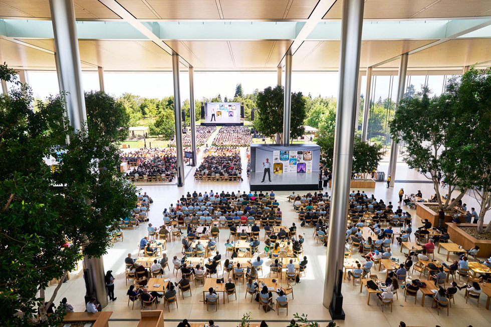 WWDC22 Teilnehmer:innen verfolgen im Apple Park die Vorstellung von iOS 16.
