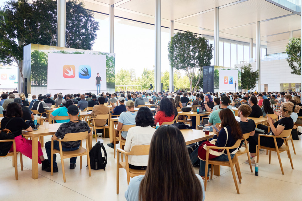 الطلاب في مؤتمر WWDC22 يشاهدون عرضاً تقديمياً لواجهة SwiftUI.
