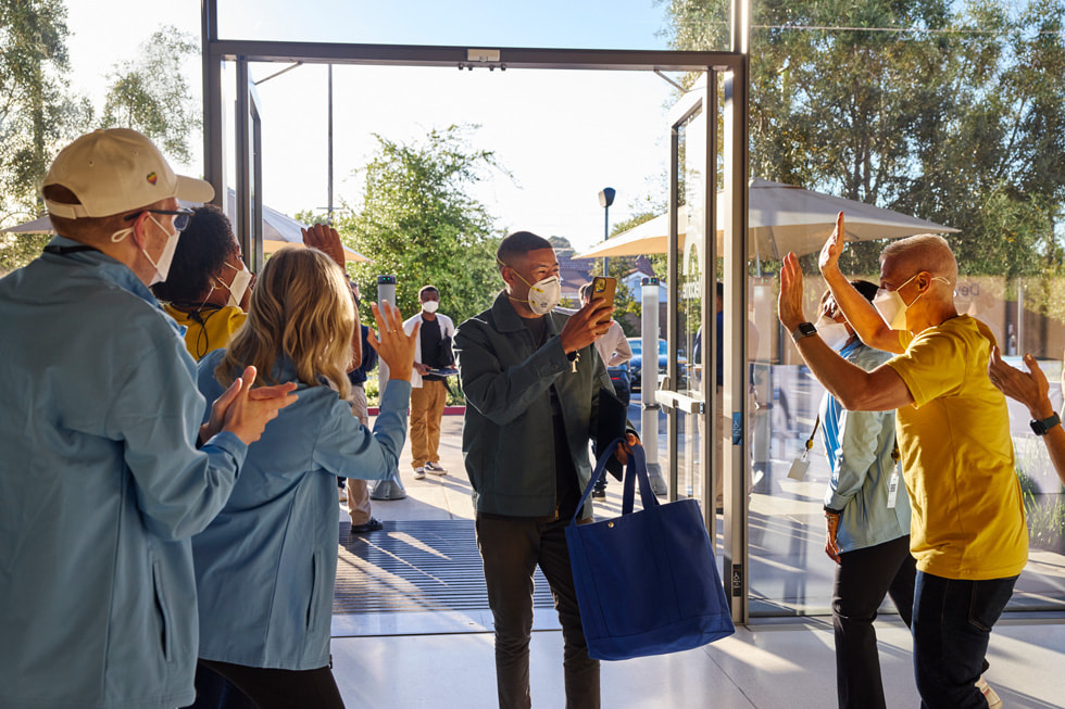 Los miembros del equipo de la WWDC22 reciben a los desarrolladores en su llegada al Apple Park.