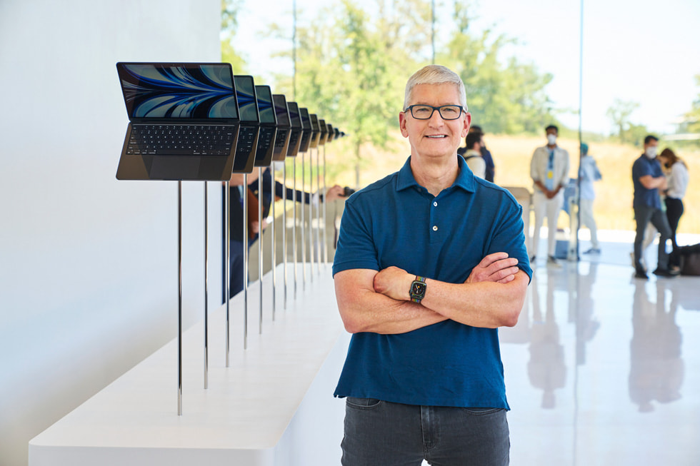 Tim Cook นำเสนอ MacBook Air ใหม่ สีมิดไนท์ แก่ผู้ร่วมงาน WWDC22 ที่ Steve Jobs Theater