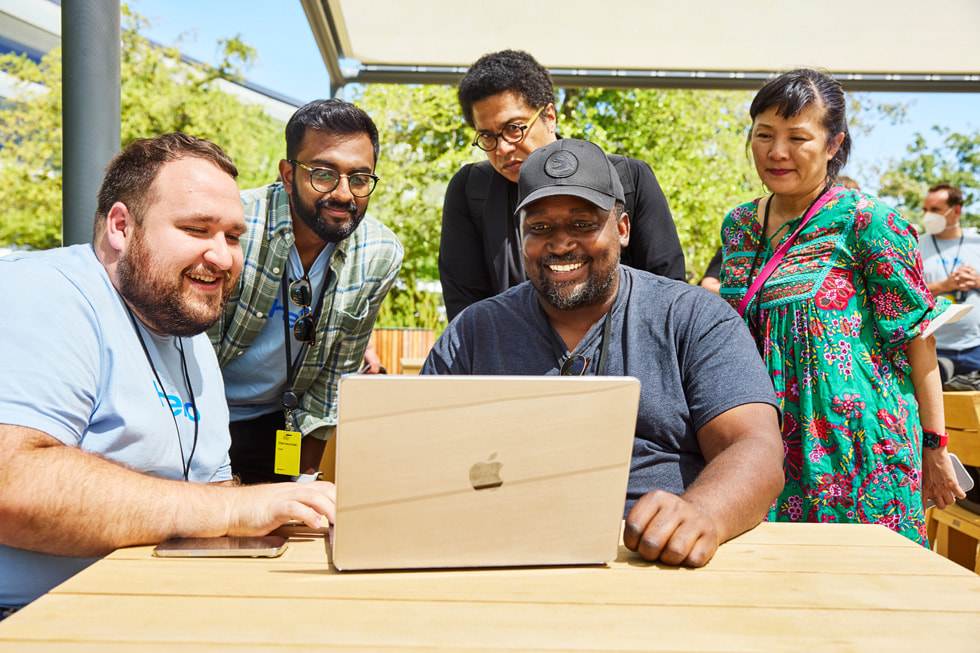 Un ingénieur Apple fait une démo à un groupe de participants à la WWDC22, à Apple Park.