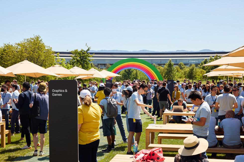 WWDC22-Teilnehmer:innen bei einer Meet the Teams-Sessions im Apple Park. 
