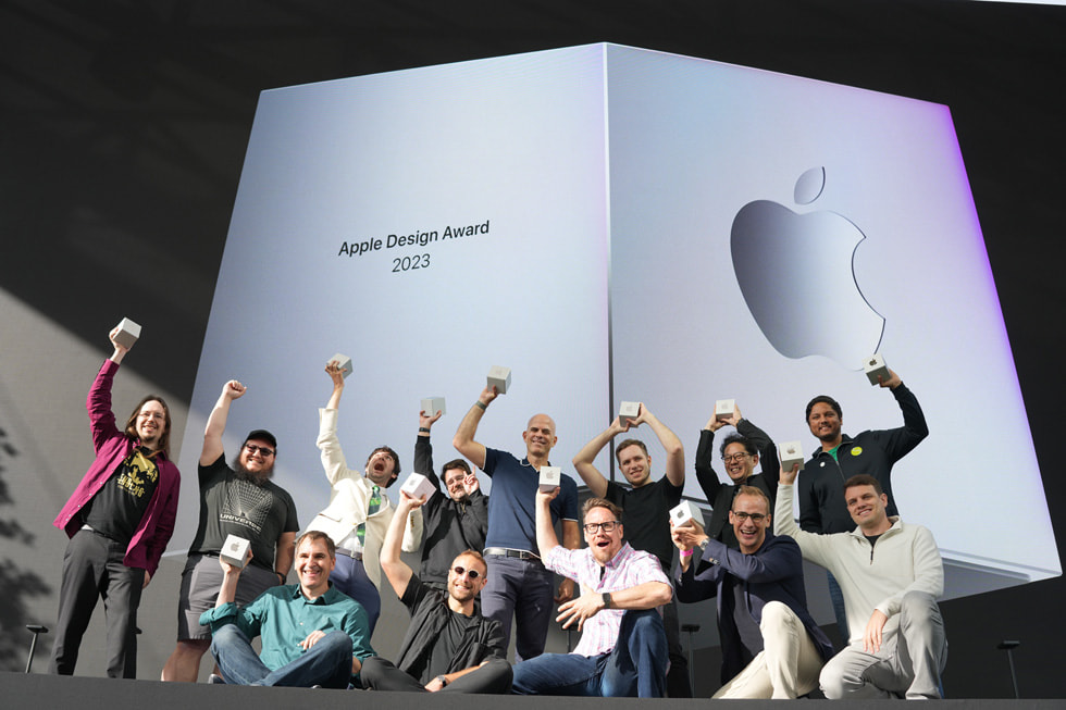 Zdobywcy nagród Apple Design Award pozują na scenie do zdjęcia. 