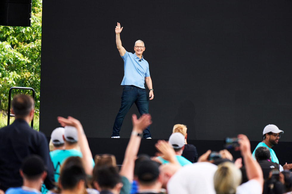 تيم كوك يحيي الجمهور المجمتع في مؤتمر WWDC23 في يوم افتتاح مؤتمر WWDC23.