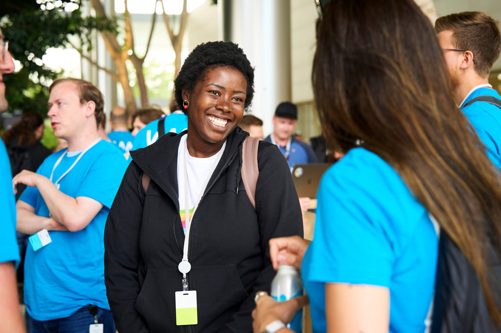 Deweloperzy przybywają do Apple Park na inaugurację konferencji WWDC23.