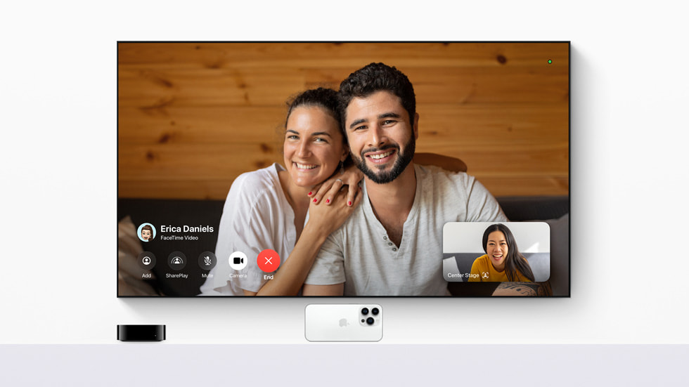 Nowa funkcjonalność FaceTime pokazana na ekranie telewizora zintegrowanego z Apple TV 4K.