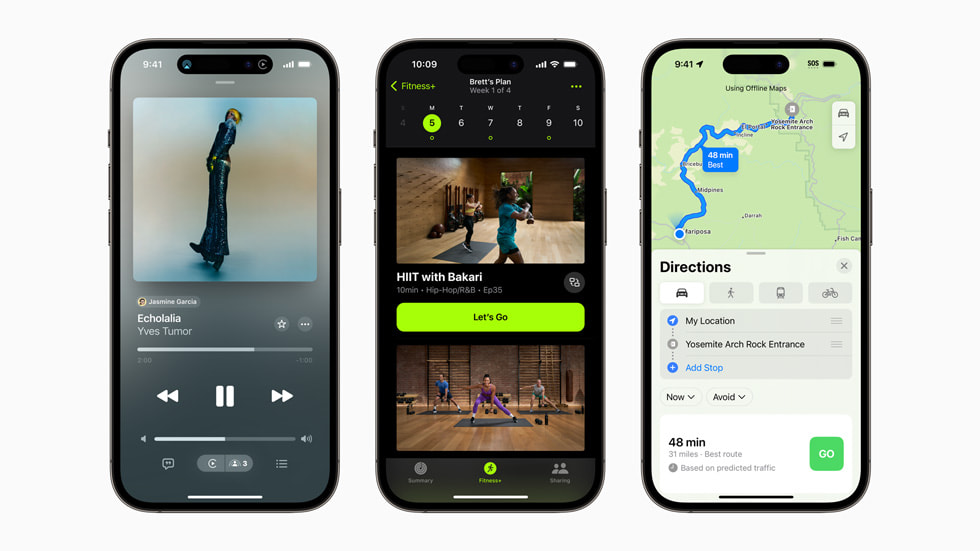 三支 iPhone 14 Pro 裝置顯示 Apple 服務即將推出的新功能，包括汽車版「同播共享」、「自訂計劃」和離線地圖。