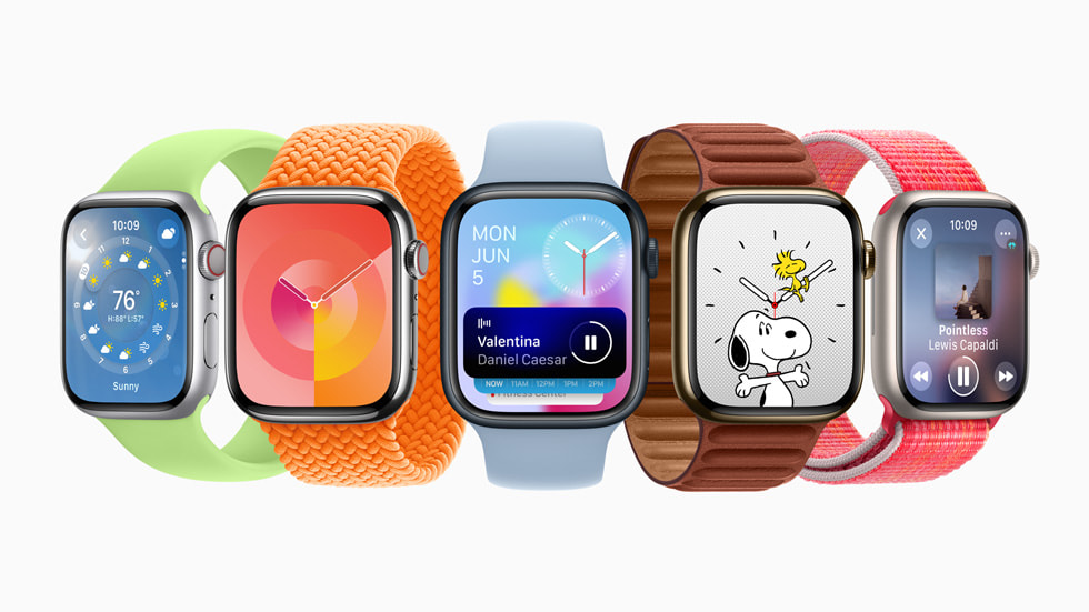 새로운 스마트 스택과 두 개의 신규 시계 페이스가 포함된 watchOS 10의 기능들을 보여주는 5개의 Apple Watch 기기. 