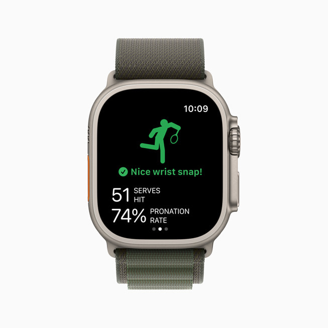 Un Apple Watch Ultra muestra la pronación del saque en la app SwingVision. 