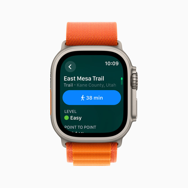 Apple Watch Ultra z pokazaną kartą miejsca dla szlaku turystycznego wyświetlającą informacje, w tym szacowany czas przejścia i poziom trudności. 
