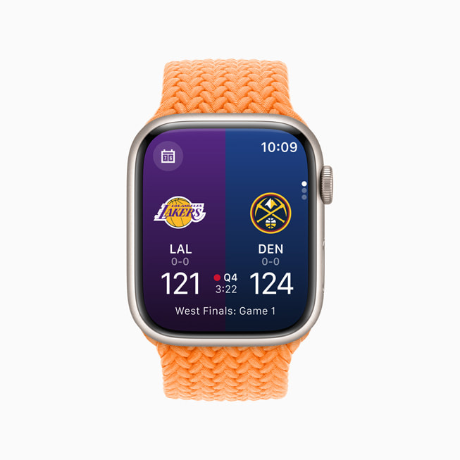 Apple Watch Series 8 hiển thị tỷ số hiện tại trong trận đấu giữa đội Los Angeles Lakers và Denver Nuggets trong ứng dụng NBA. 