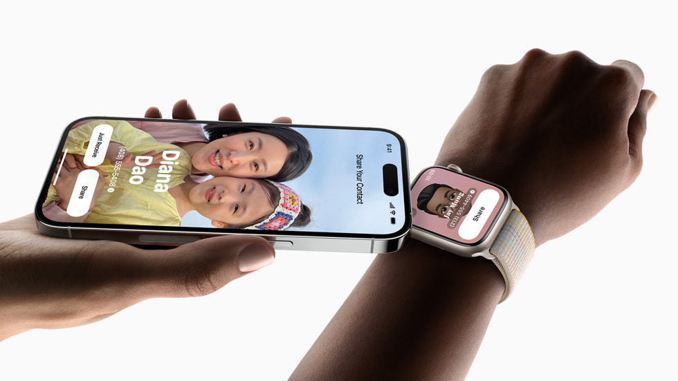 Une main tenant un iPhone 14 Pro montre l’utilisation de NameDrop pour partager une fiche de contact avec une personne utilisant une Apple Watch Series 8.
