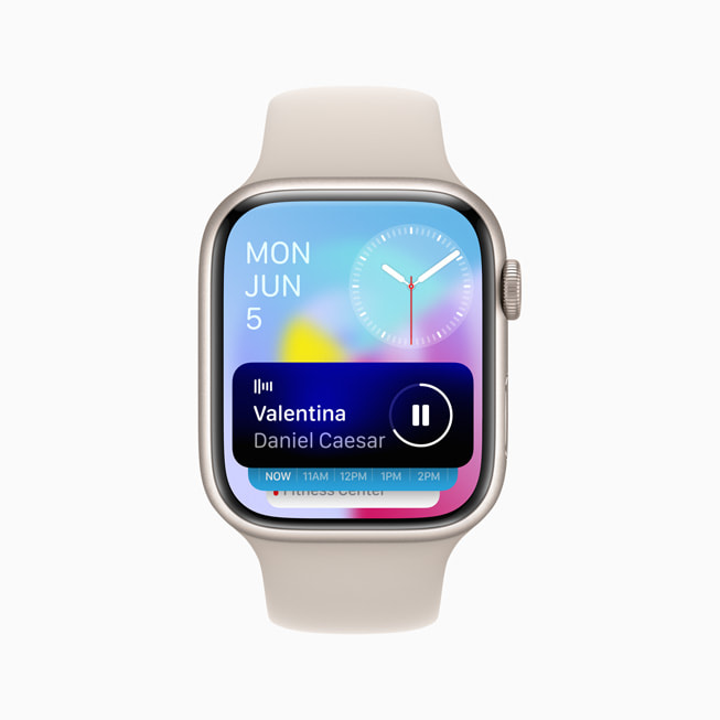 Apple Watch Series 8 z pokazaną nową funkcją Stos inteligentny i aktualnie odtwarzaną muzyką wyświetlonymi w górnej części ekranu. 