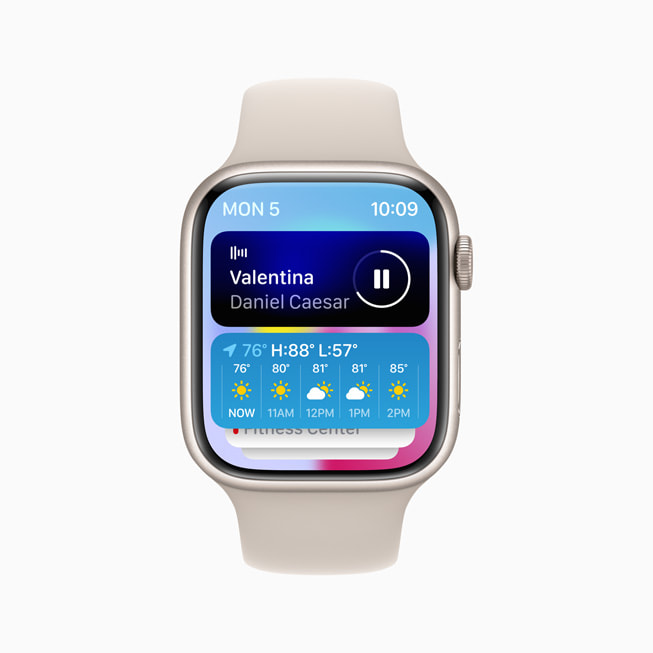 Apple Watch Series 8 z pokazaną nową funkcją Stos inteligentny oraz aktualnie odtwarzaną muzyką i całodzienną prognozą pogody wyświetlonymi w górnej części ekranu.