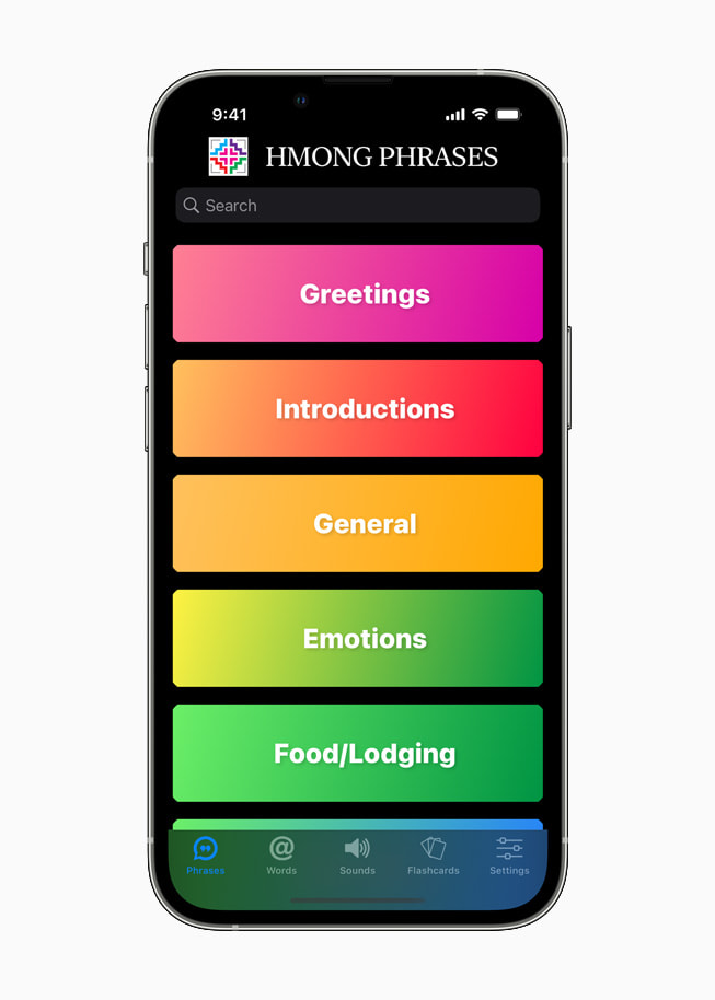 หน้าจอเมนูใน HmongPhrases ที่ให้ผู้ใช้เลือกเมนู "การทักทาย", "การแนะนำตัว", "เรื่องทั่วไป", "อารมณ์" และ "อาหาร/ที่พัก"