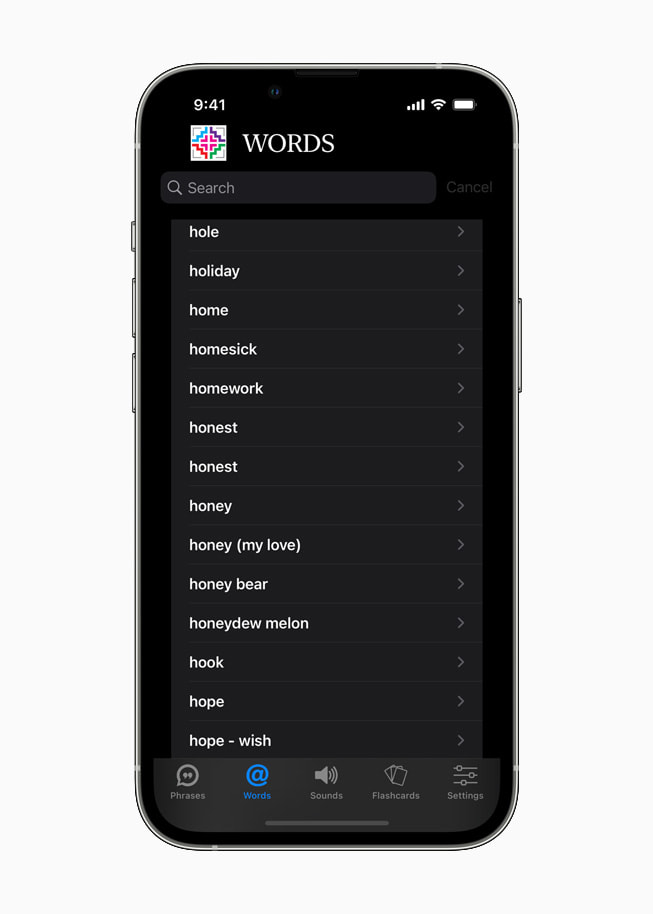 Se muestra a un usuario un menú de palabras para elegir en la app HmongPhrases.