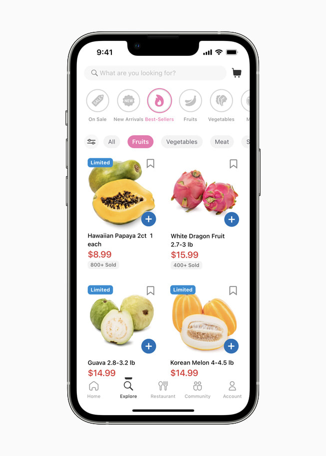 Se muestran las frutas más vendidas en la app de compras Weee! en un iPhone.