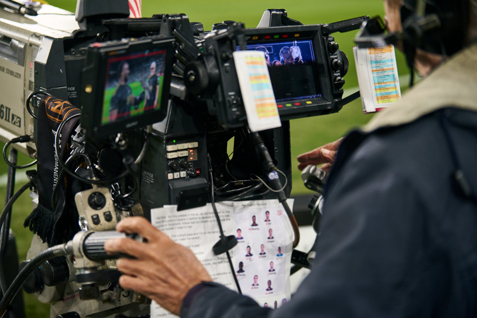 Ein Kameramann während einer Begegnung des LAFC am Spielfeldrand im BMO Stadium.