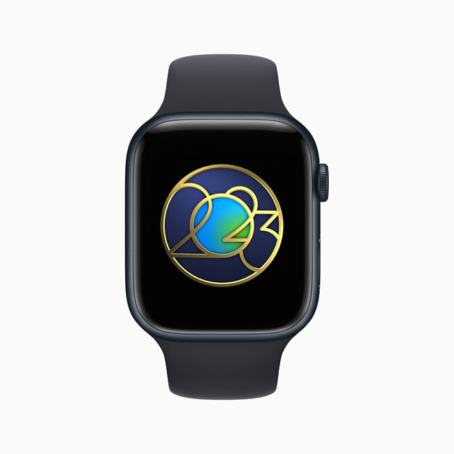 Huy hiệu cho giải thưởng giới hạn cho Ngày Trái đất hiển thị trên Apple Watch Series 8.