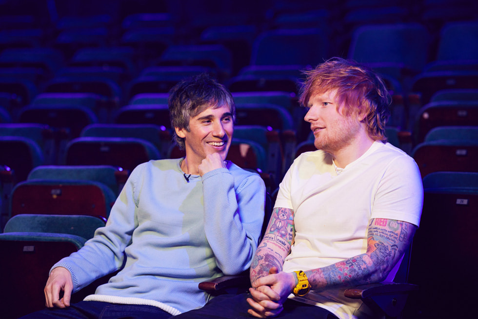 Şarkıcı ve şarkı yazarı Ed Sheeran Apple Music 1 sunucusu Matt Wilkinson ile birlikte gösteriliyor.