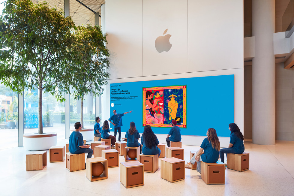 صورة تظهر فيها منطقة Forum لمتجر Apple BKC ويظهر جدار الفيديو ومنطقة جلوس العملاء.