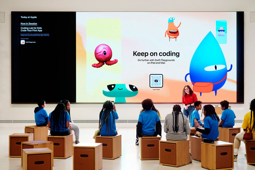 '아이를 위한 코딩 연구소: 코딩으로 생애 첫 앱 디자인하기' Today at Apple 세션에 참가한 학생들이 Apple Store 내 포럼에 앉아있는 모습.