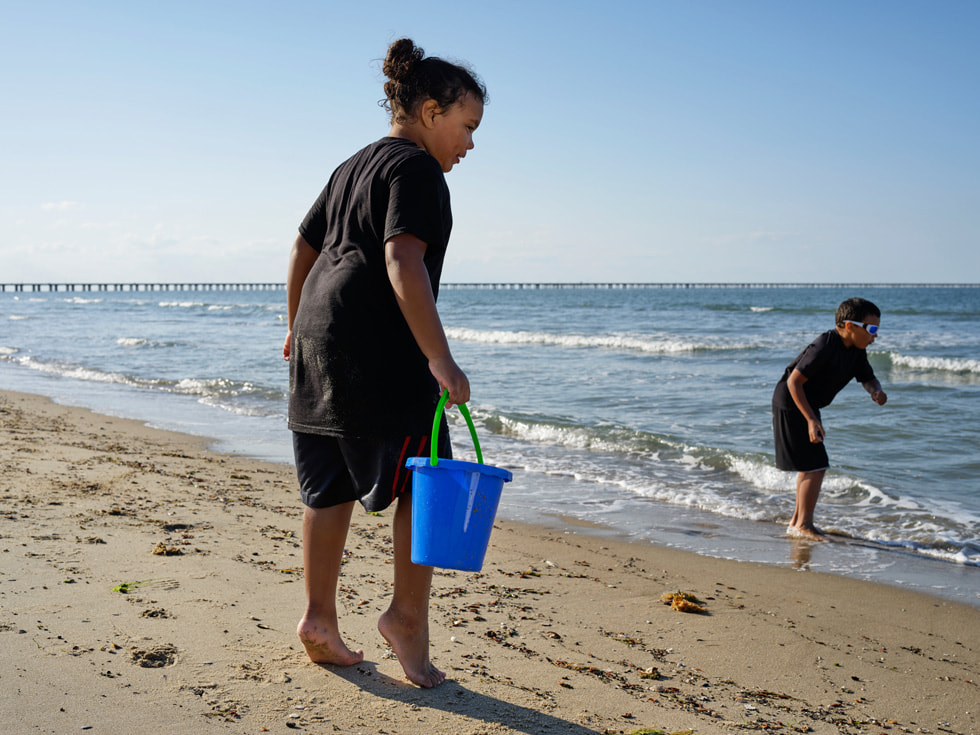 Hình ảnh Jay (hàng trước) đứng trên bờ biển ở Virginia Beach cùng cậu em song sinh Nick.