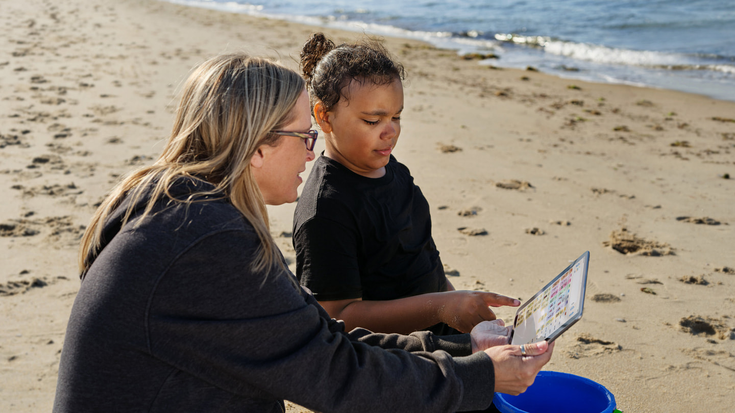 Jay Ashburn (à droite), utilise Proloquo sur l’iPad de sa mère pour communiquer avec elle à Virginia Beach.