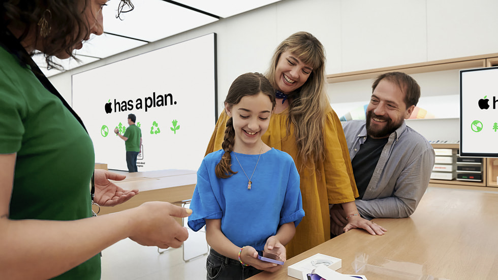 Deux adultes et une jeune cliente parlent avec une membre de l’équipe à l’Apple Store.